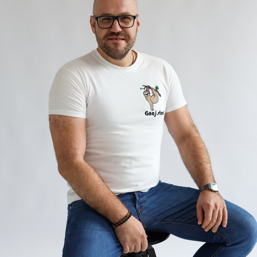 T-shirt biały bawełniany z haftem leniwca S - okrągły dekolt, oversize Unisex