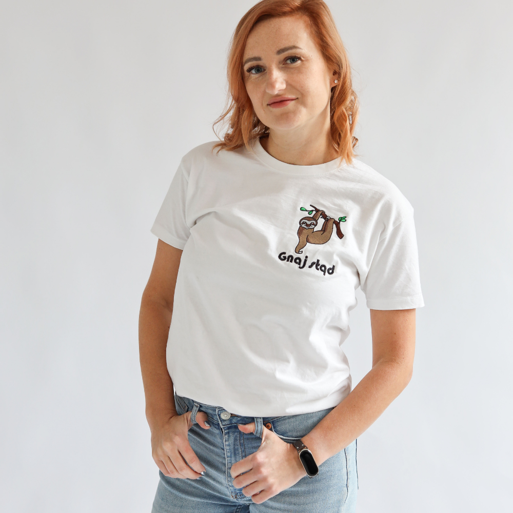 T-shirt biały bawełniany z haftem leniwca S - okrągły dekolt, oversize Unisex - obrazek 3