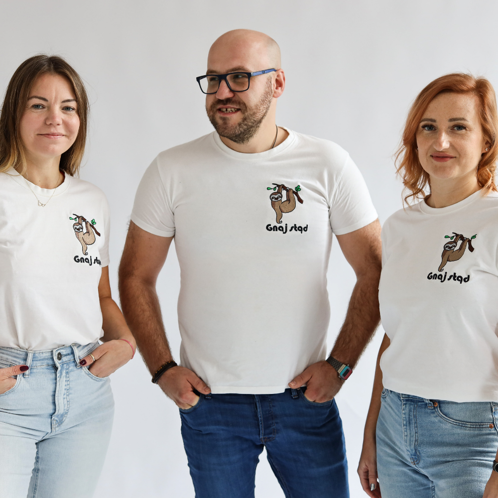 T-shirt biały bawełniany z haftem leniwca S - okrągły dekolt, oversize Unisex - obrazek 2