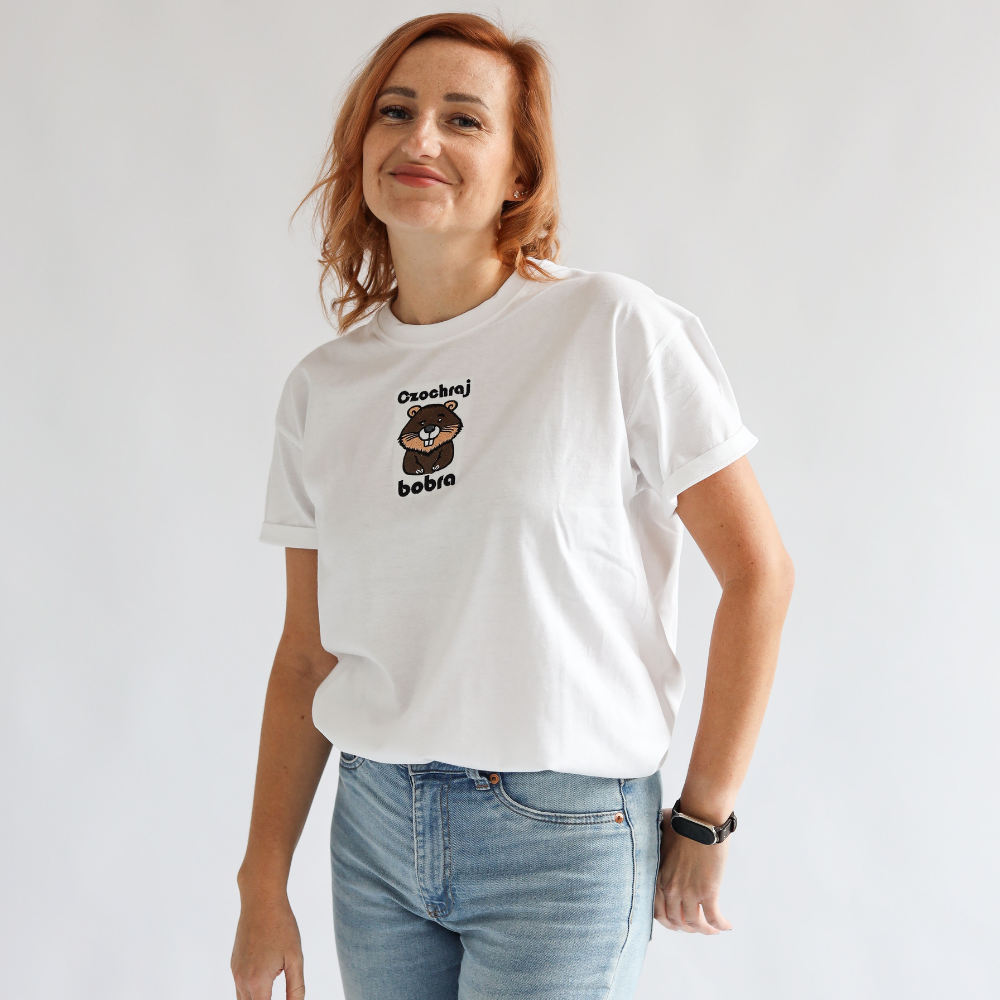 T-shirt biały bawełniany z haftem bobra S - okrągły dekolt, oversize Unisex - obrazek 2